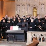Der Chor St. Kilian unter Leitung von Kirchenmusiker Johannes Eirich umrahmt den Gottesdienst musikalisch. An der Orgel spielt Ludwig Wolf.
