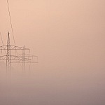 Strommasten im Nebel