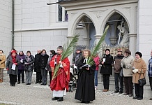 Miteinander unterwegs: Ökumenische Palmprozession Stadtpfarrer Stephan Eschenbacher und Pfarrerein Doris Otminghaus beim bei der Abschluss-Statio der ersten ökumenischem Palmprozession 2013 an der Ritterkapelle.