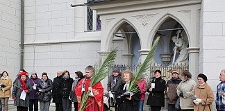 Miteinander unterwegs: Ökumenische Palmprozession Stadtpfarrer Stephan Eschenbacher und Pfarrerein Doris Otminghaus beim bei der Abschluss-Statio der ersten ökumenischem Palmprozession 2013 an der Ritterkapelle.