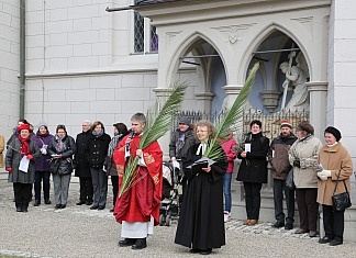 Miteinander unterwegs: Ökumenische Palmprozession Stadtpfarrer Stephan Eschenbacher und Pfarrerein Doris Otminghaus beim bei der Abschluss-Statio der ersten ökumenischem Palmprozession 2013 an der Ritterkapelle.