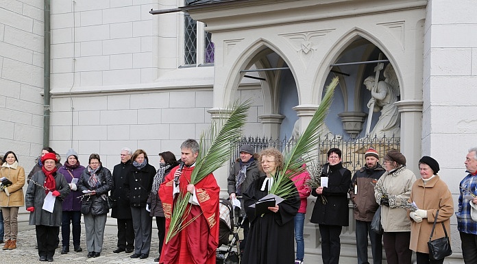Miteinander unterwegs: Ökumenische Palmprozession Stadtpfarrer Stephan Eschenbacher und Pfarrerein Doris Otminghaus beim bei der Abschluss-Statio der ersten ökumenischem Palmprozession 2013 an der Ritterkapelle.