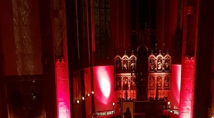 Für Extra-Gottesdienst bereits alle Plätze belegt. Bitte bis spätestens 10 Minuten vor Beginn die Plätze einnehmen!!!