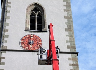 Kirchturmuhr der Stadtpfarrkirche generalüberholt