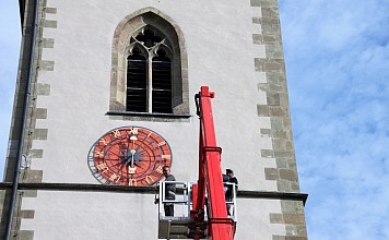 Kirchturmuhr der Stadtpfarrkirche generalüberholt
