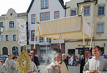 Fronleichnam – Gottesdienste und Festbetrieb im Pfarrgarten