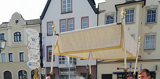 Fronleichnam – Gottesdienste und Festbetrieb im Pfarrgarten