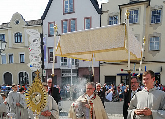 Fronleichnam – Gottesdienste und Festbetrieb im Pfarrgarten