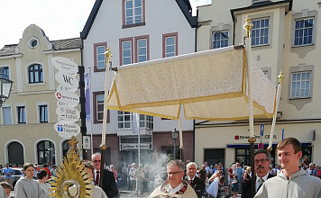 Fronleichnam – Gottesdienste und Festbetrieb im Pfarrgarten
