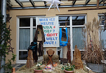 Eine besondere Krippe im Pfarrhof