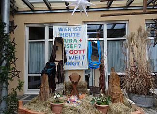 Eine besondere Krippe im Pfarrhof